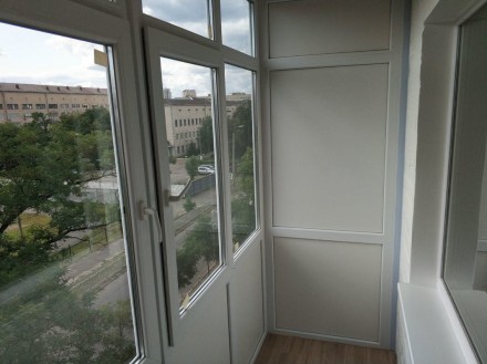 Квартира светлая и уютная. Балкон застеклен, с/у совмещённый, отделка стен- обои. . фото 10