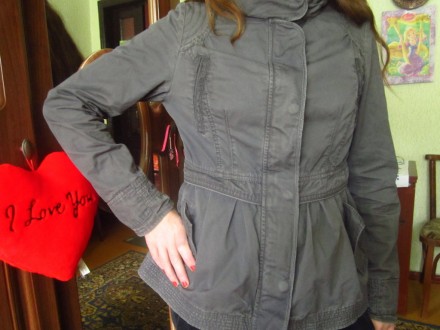 Фирменная стильная курточка парка серого цвета. Капюшон можно прятать в воротник. . фото 2