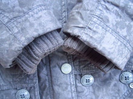 Фирменная стильная курточка на утеплителе,на осень и тёплую зиму. Недостаток на . . фото 9