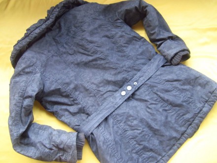 Фирменная стильная курточка на утеплителе,на осень и тёплую зиму. Недостаток на . . фото 8