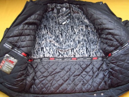 Очень тёплая курточка на зиму в отличном состоянии. Цвет-насыщенный чёрный. ПОГ . . фото 3