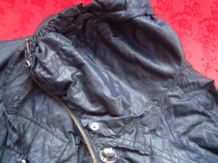 Стильная фирменная женская курточка насыщенного чёрного цвета.С середины на тали. . фото 6