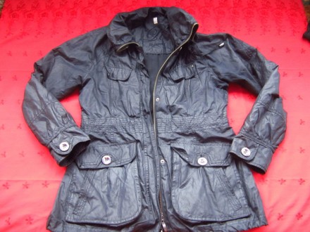 Стильная фирменная женская курточка насыщенного чёрного цвета.С середины на тали. . фото 2