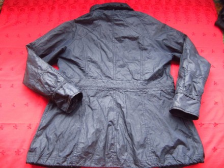 Стильная фирменная женская курточка насыщенного чёрного цвета.С середины на тали. . фото 9