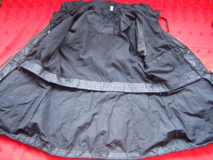 Стильная фирменная женская курточка насыщенного чёрного цвета.С середины на тали. . фото 5