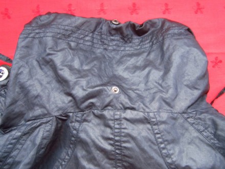 Стильная фирменная женская курточка насыщенного чёрного цвета.С середины на тали. . фото 7