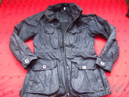 Стильная фирменная женская курточка насыщенного чёрного цвета.С середины на тали. . фото 1