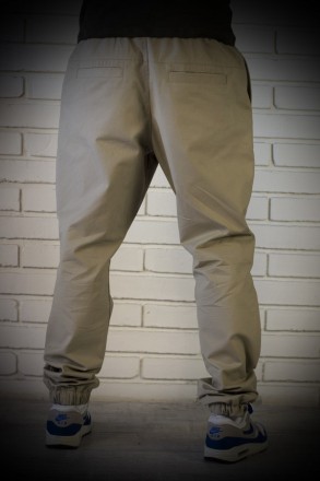 Бежевые мужские брюки джоггеры свободного кроя. Внизу штанин резинка. В пояс вши. . фото 3