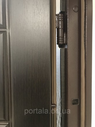 Входная дверь «Мадрид» из модельного ряда «Стандарт» с рельефным узором в виде р. . фото 6