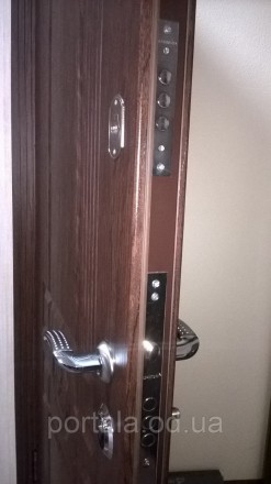 Входная дверь «Мадрид» из модельного ряда «Стандарт» с рельефным узором в виде р. . фото 5