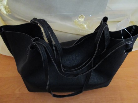 Женская сумка +косметичка
Новая
Цвет - черный
Замеры - 47/28/18 см
Материал . . фото 5