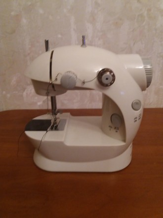 Продам портативную швейную машинку портативная Mini Sewing Machine SM-202A.

M. . фото 5