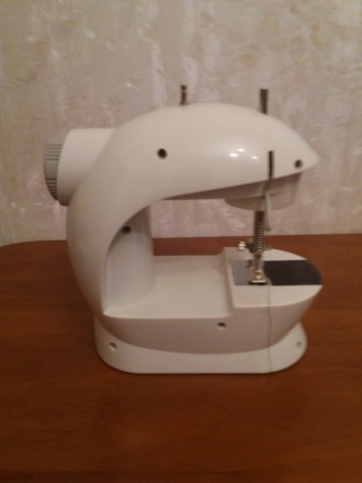 Продам портативную швейную машинку портативная Mini Sewing Machine SM-202A.

M. . фото 6
