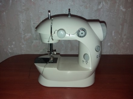 Продам портативную швейную машинку портативная Mini Sewing Machine SM-202A.

M. . фото 4