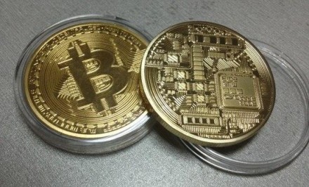 Сувенирная монета биткоин в футляре, оригинальный подарок.
.друзьям и коллегам . . фото 3