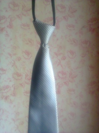 Детский галстук серого цвета с черными полосками в хорошем состоянии фирмы G-FAR. . фото 4