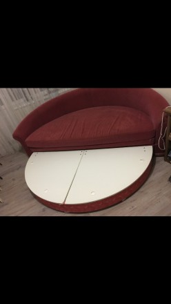 Продам диван Б/У, круглый, в отличном состоянии, бордового цвета, без пятен. Раз. . фото 2