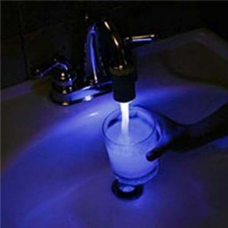 Светодиодная насадка на кран с подсветкой воды: новый прибор, который превратит . . фото 4