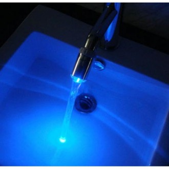 Светодиодная насадка на кран с подсветкой воды: новый прибор, который превратит . . фото 6