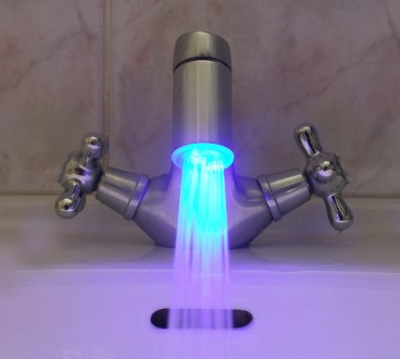Светодиодная насадка на кран с подсветкой воды: новый прибор, который превратит . . фото 2