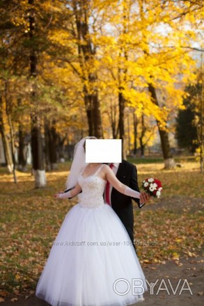 Продам весільну сукню білого кольору розмір 46. Верх обшитий бісером та камінням. . фото 1