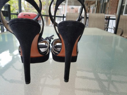 Women's Black Suede Lanvin Strappy Heels Size 39

RETAIL PRICE 1,195$

Они к. . фото 7