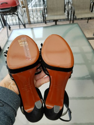 Women's Black Suede Lanvin Strappy Heels Size 39

RETAIL PRICE 1,195$

Они к. . фото 10