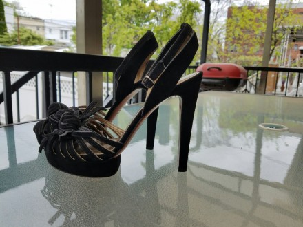 Women's Black Suede Lanvin Strappy Heels Size 39

RETAIL PRICE 1,195$

Они к. . фото 2