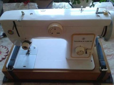 Продам или обменяю две швейные  машинки  с электроприводом  модели "Чайка 132-М". . фото 2