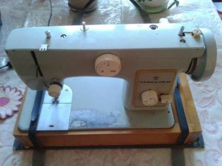 Продам или обменяю две швейные  машинки  с электроприводом  модели "Чайка 132-М". . фото 3