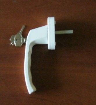 Ручка с замком-кнопкой и ключом от отечественного производителя ("анти - детка"). . фото 4