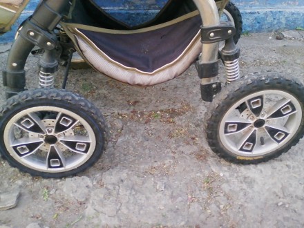 Детская коляска-трансформер, с надувными колесами с хорошей амортизацией и двумя. . фото 5