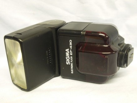 Sigma EF 430 ST TTL управляемая электронная фотовспышка. Ведущее число 43 (ISO 1. . фото 2