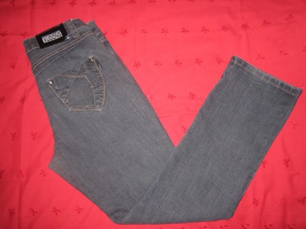 Женские плотные джинсы р.31. 95 % коттон,5 % эластан. ПОТ 39 см,высота спереди о. . фото 3