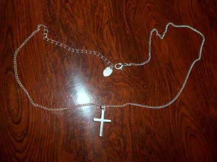Простая серебристая детская цепочка с крестиком Claires. 
Длина цепочки:  52 см. . фото 2