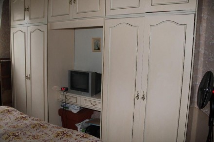 Продам мебель для спальни:кровать,две тумбочки и стенка. Кровать- 2 м×1,90 м; 2 . . фото 5