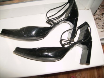 Черные туфли, натуральный лак. Фурнитура целая, в отличном состоянии, набойки - . . фото 3