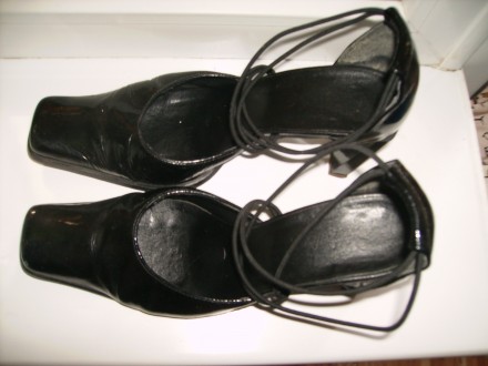 Черные туфли, натуральный лак. Фурнитура целая, в отличном состоянии, набойки - . . фото 2