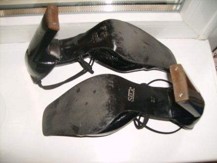 Черные туфли, натуральный лак. Фурнитура целая, в отличном состоянии, набойки - . . фото 4