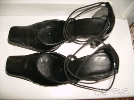 Черные туфли, натуральный лак. Фурнитура целая, в отличном состоянии, набойки - . . фото 1