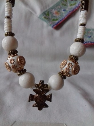 Намисто з білого коралу і авторським хрестом з бронзи .Дві центральні індійські . . фото 3