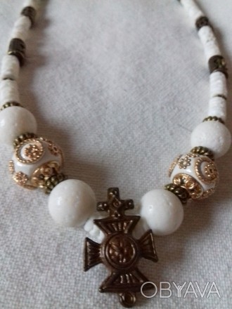 Намисто з білого коралу і авторським хрестом з бронзи .Дві центральні індійські . . фото 1