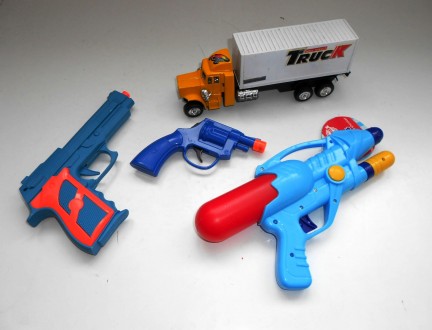 Продам игрушки для мальчика цена за все, что на фото
Три пластиковых пистолета-. . фото 2