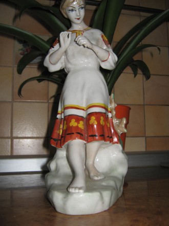 Фарфоровая статуэтка времён СССР . Дефекты - отражено на прилагаемых фото.... . фото 3