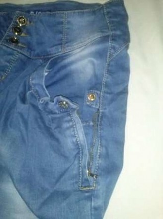 Светлые красивые джинсовые бриджи размер 46-48, полуобъем бедер 48-50см. Спереди. . фото 3