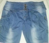 Светлые красивые джинсовые бриджи размер 46-48, полуобъем бедер 48-50см. Спереди. . фото 2