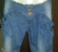 Светлые красивые джинсовые бриджи размер 46-48, полуобъем бедер 48-50см. Спереди. . фото 5