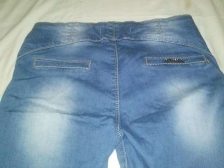 Светлые красивые джинсовые бриджи размер 46-48, полуобъем бедер 48-50см. Спереди. . фото 4
