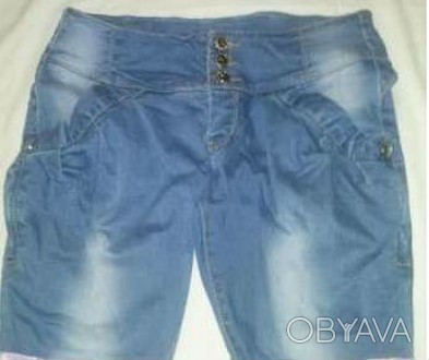 Светлые красивые джинсовые бриджи размер 46-48, полуобъем бедер 48-50см. Спереди. . фото 1
