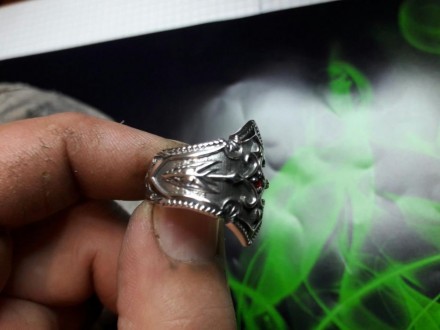 Очень шикарное мужское кольцо 925 проби серебра, с чернением и камнем фианит. Ес. . фото 3